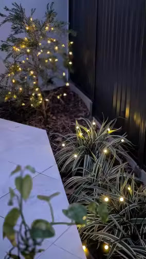 Sincer, nu mă așteptam să arate chiar așa bine. Lumina este caldă, plăcută, nu deranjează deloc și creează o atmosferă foarte cozy seara. Le-am pus pe marginea aleii din curte și chiar schimbă complet vibe-ul grădinii. Se încarcă bine și țin toată noaptea. Recomand, mai ales dacă vrei ceva elegant, fără cabluri peste tot.