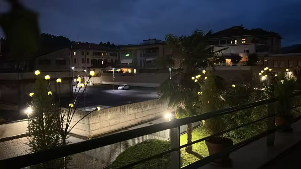 Eu locuiesc la apartament și le-am pus pe balcon, printre plante. Atmosfera e super plăcută seara, mai ales când stăm la un pahar de vin. Nu luminează puternic ca un bec normal, dar nici nu asta e ideea – sunt decorative și chiar își fac treaba. Le-am avut și pe ploaie și n-au pățit nimic.